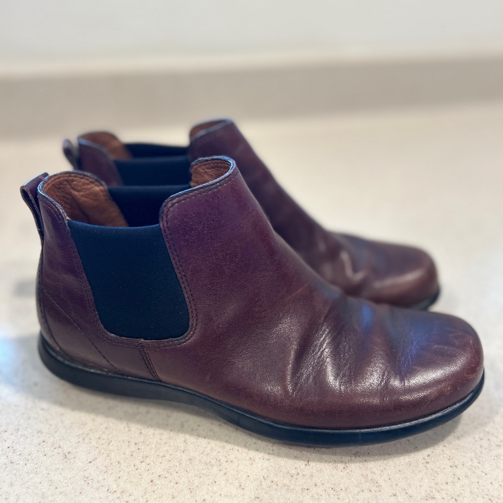 Roots Women's Brown leather slip on chelsea Ankle Boots size 7M